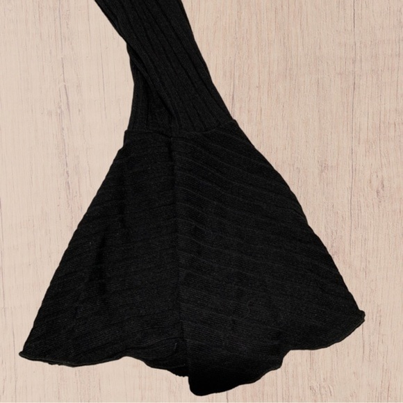 SUZY SHIER | Women's Black Soft rib knit flare Round neck Long bell sleeves - Picture 9 of 10